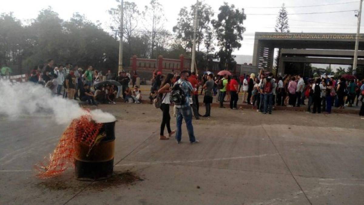 Batalla campal entre estudiantes de la UNAH y Policía Nacional