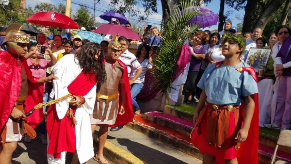 VIDEO: Hondureños acuden con fe al Vía Crucis este Viernes Santo