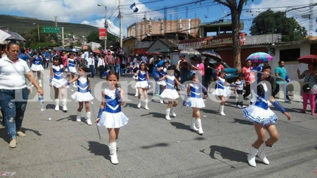 Desfiles: Estudiantes de primaria llenan de civismo la capital de Honduras