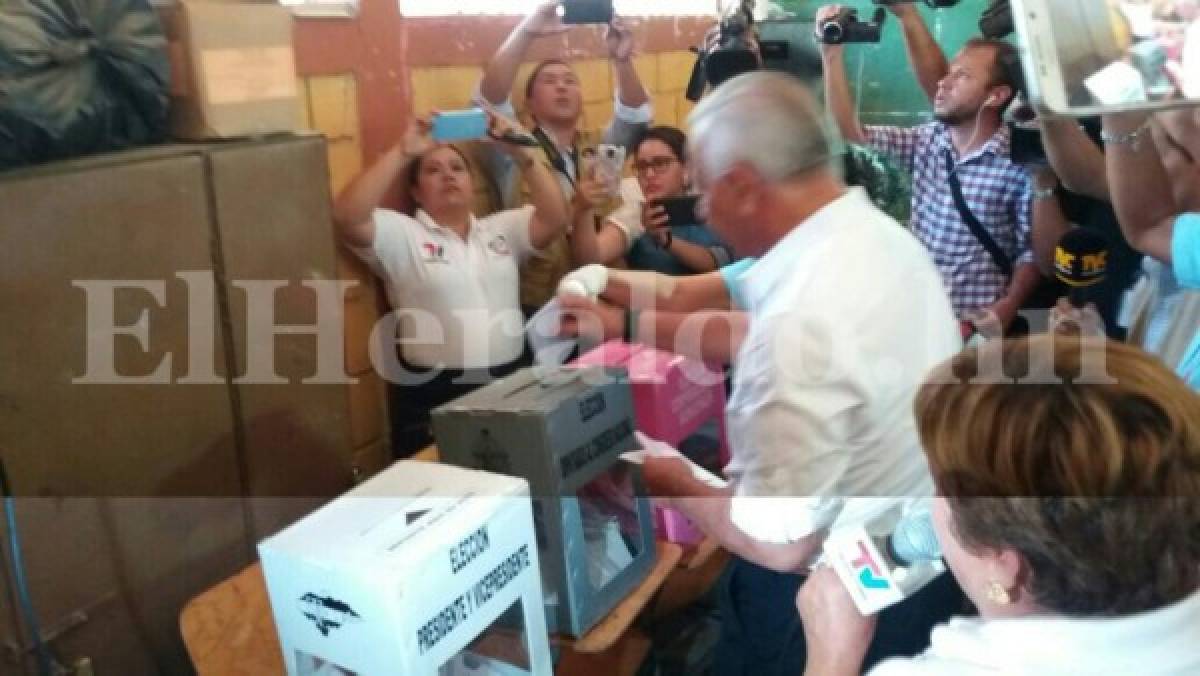 Mauricio Oliva olvida su identidad al ir a votar en Choluteca