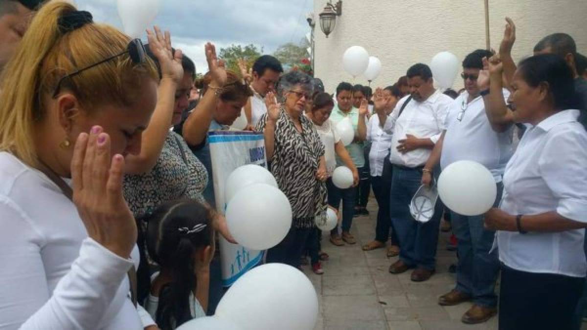 Lanza globos y oran frente a la residencia de Hilda Hernández en Comayagua