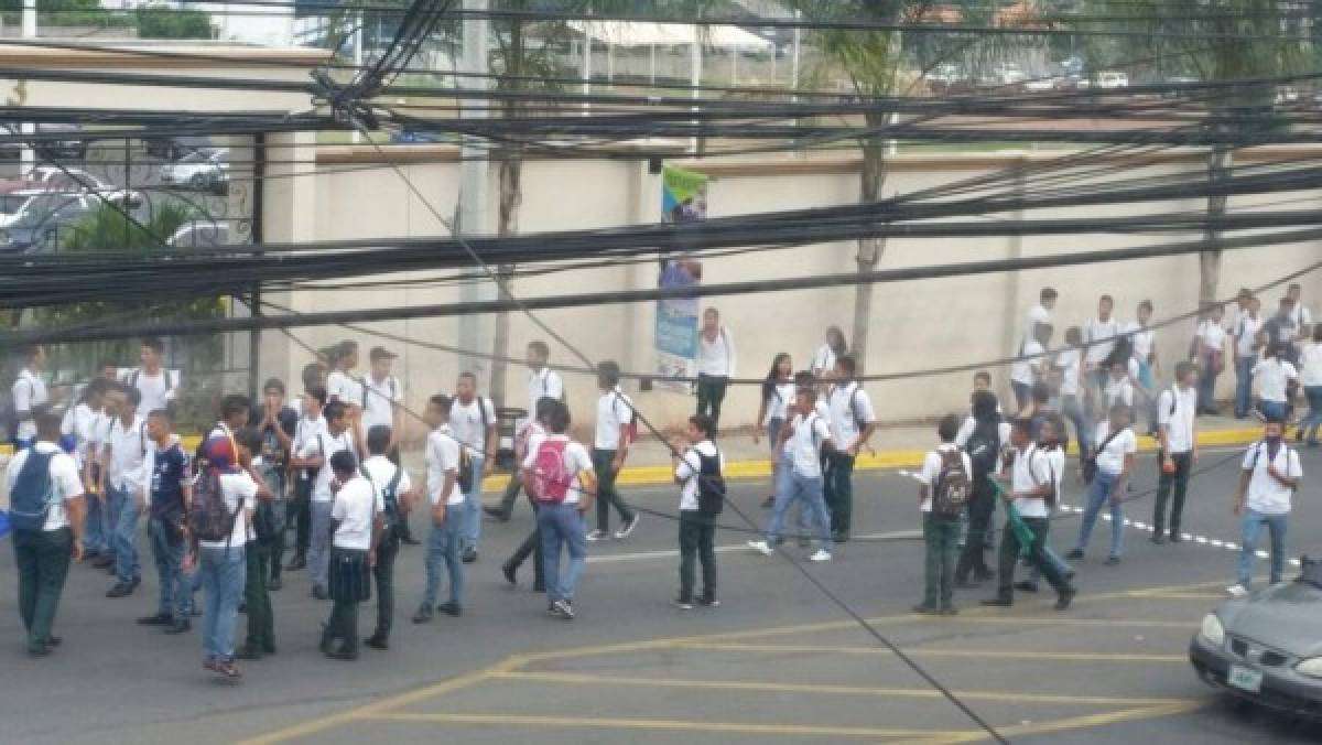 Estudiantes provocan actos vandálicos en las inmediaciones de Casa Presidencial