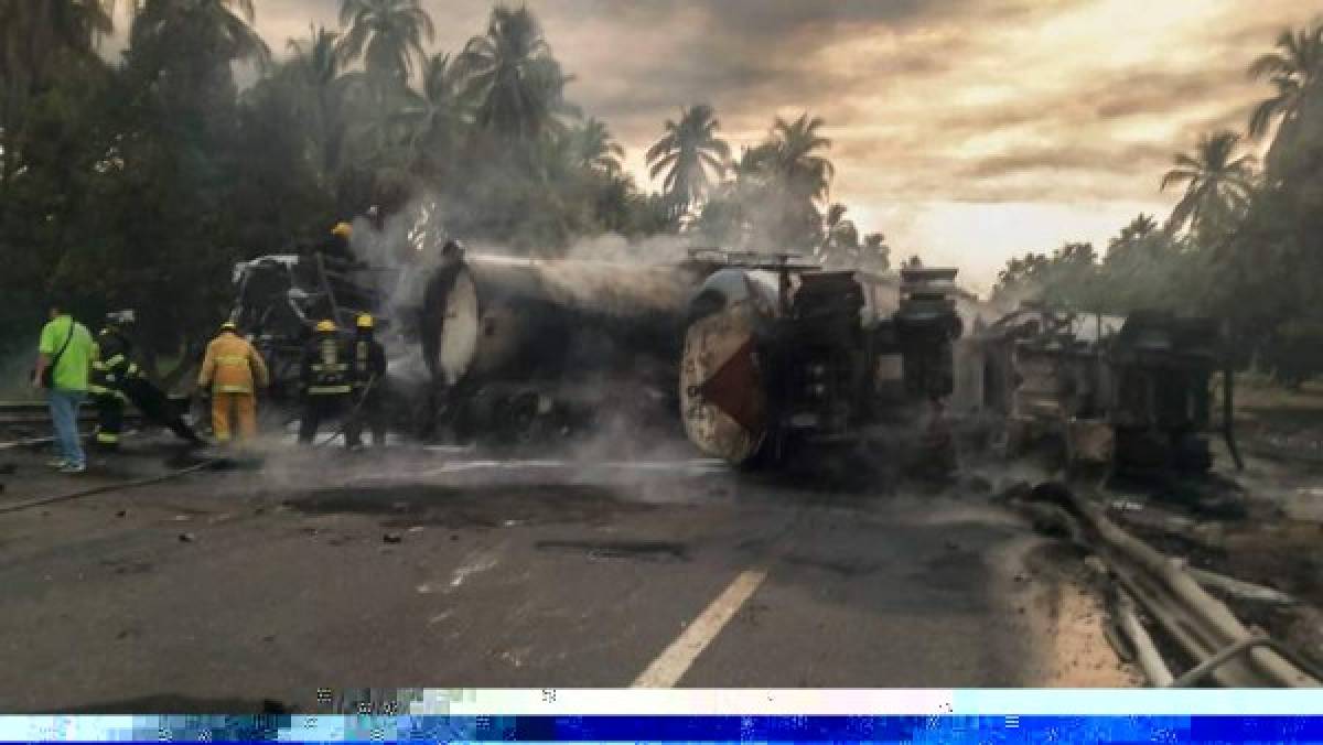 La colisión causó una explosión en que murieron calcinados el chofer del camión cisterna. Foto AFP