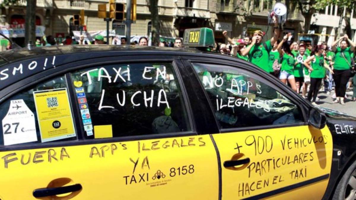 Taxistas protestan contra aplicación Uber