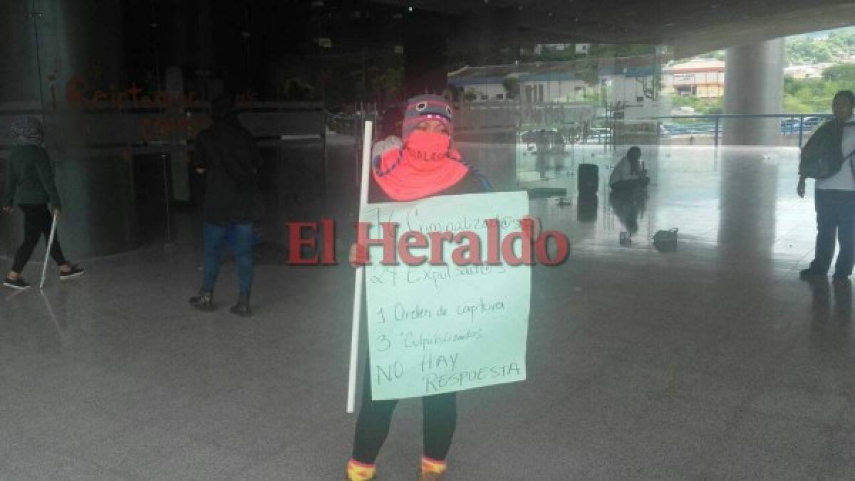 Alumnas encapuchadas se toman edificio administrativo de la UNAH