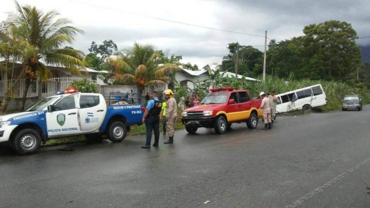 Un muerto y varios heridos en colisión de bus y rastra en Atlántida