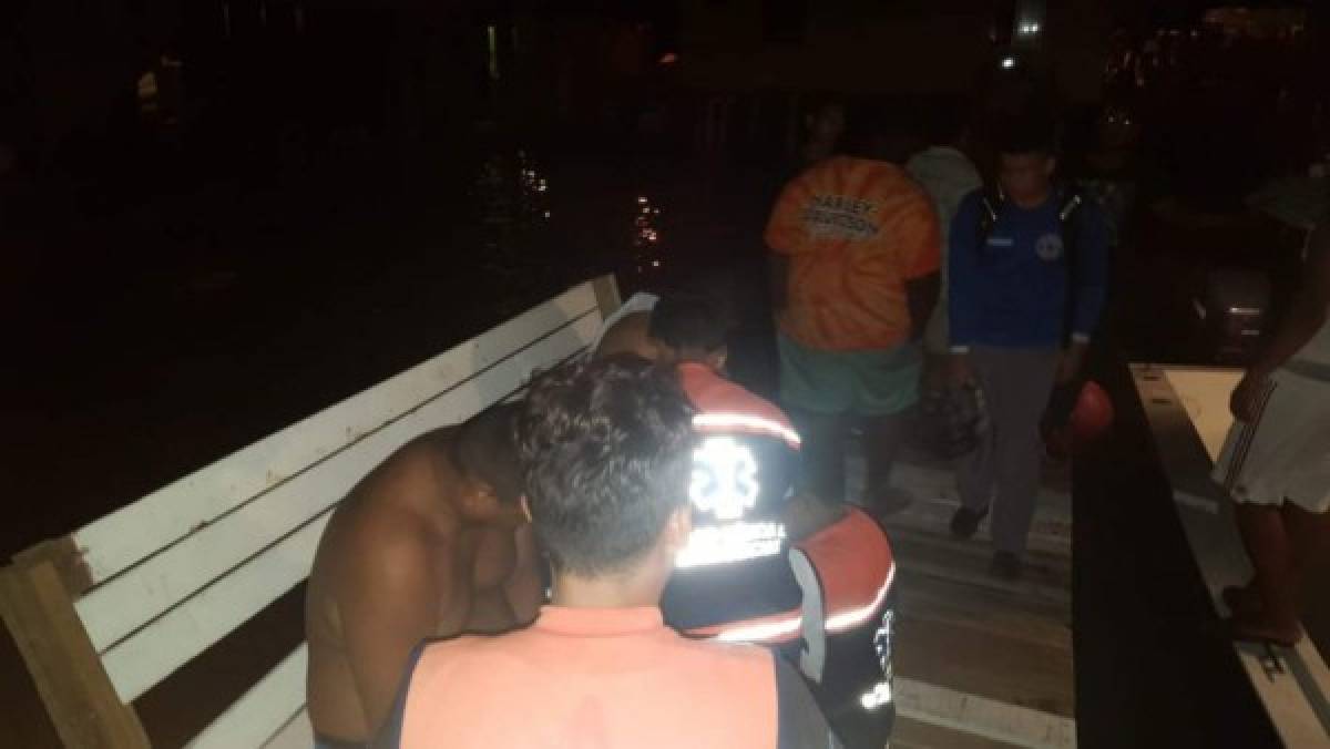 Rescatan a dos hondureños que naufragaron en la costa Atlántica, cerca de Roatán