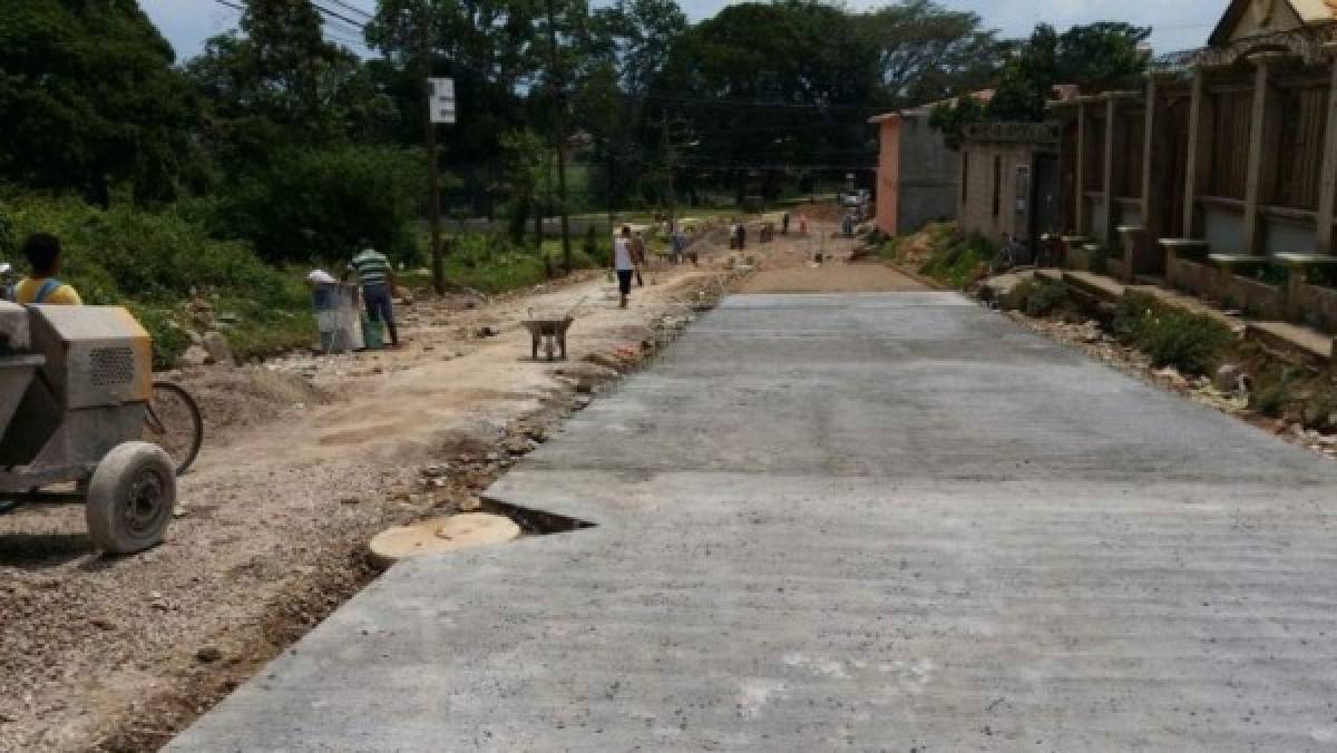 Pavimentan calle en una colonia de Comayagua