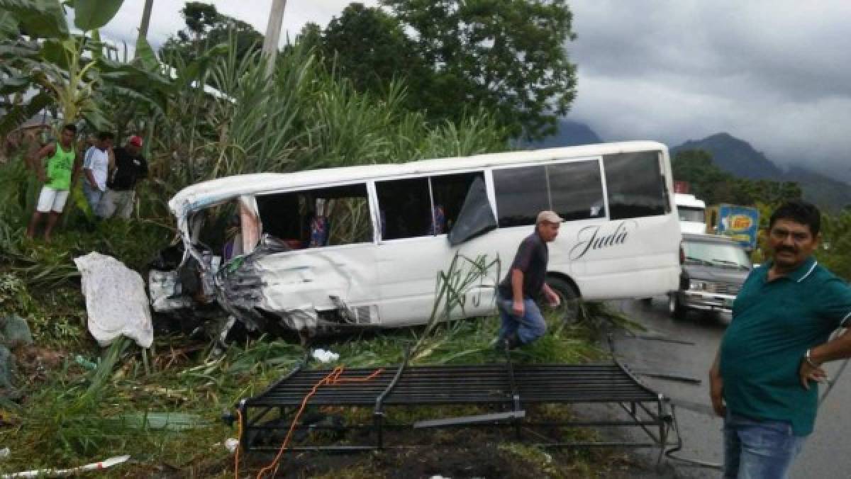 Un muerto y varios heridos en colisión de bus y rastra en Atlántida