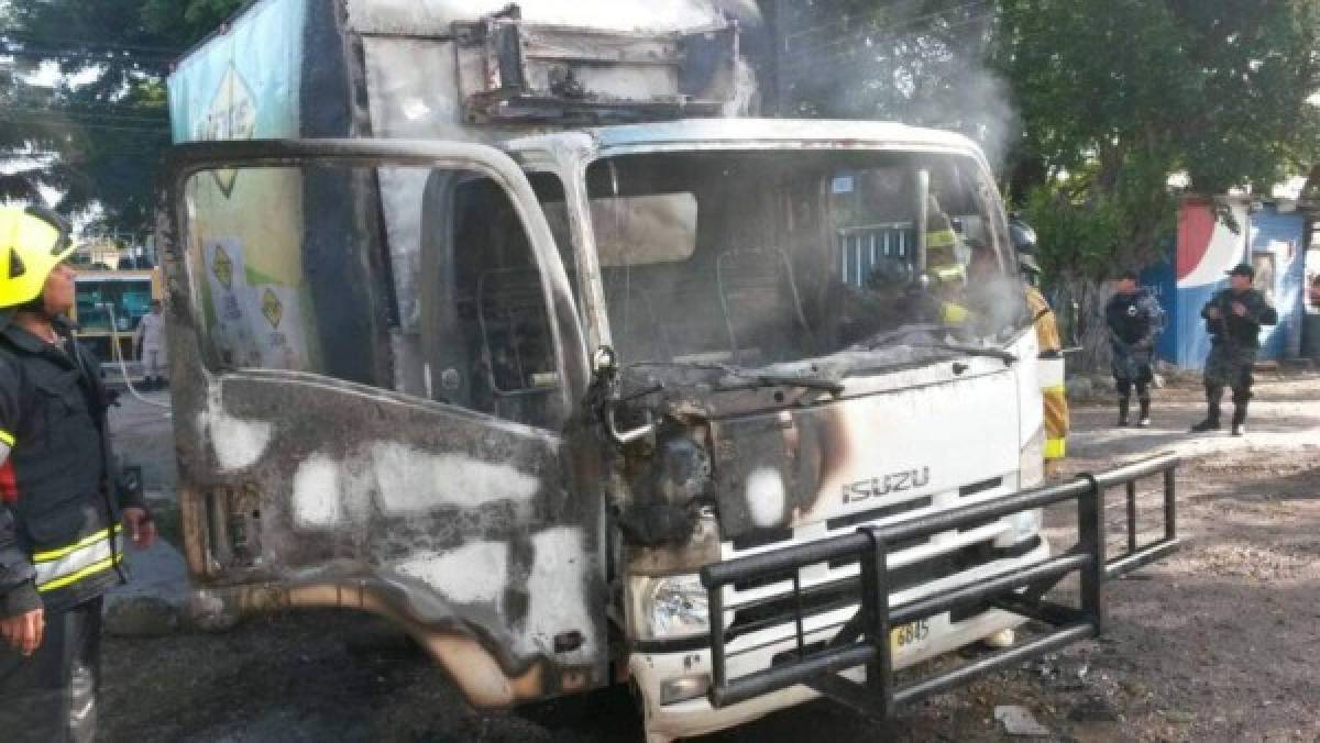 Atacan carro repartidor y le prenden fuego en La Ceiba