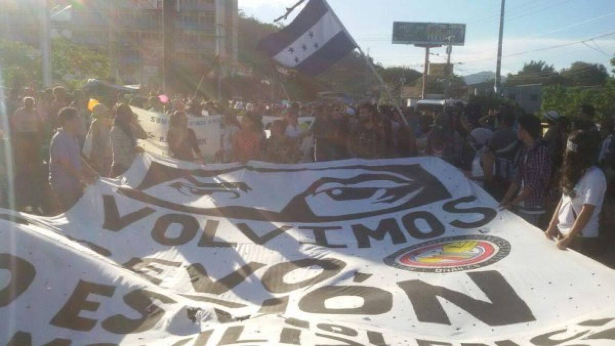 Estudiantes de la UNAH se movilizan en oposición a cancelar segundo periodo