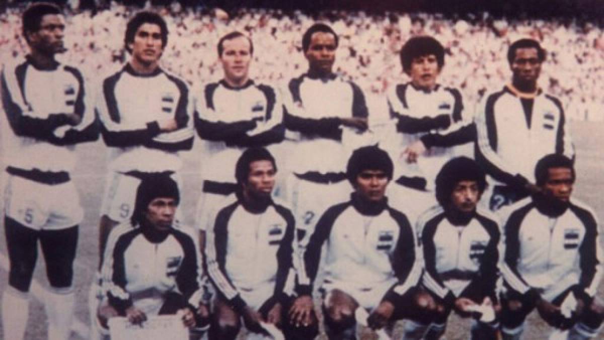 Segundo de izquierda a derecha de los parados, en la selección mundialista de España 82.