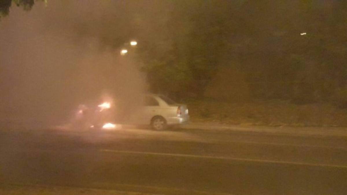 Honduras: Vehículo es presa de las llamas en bulevar Fuerzas Armadas