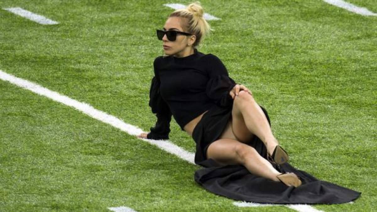 Vestuario de Lady Gaga le hace pasar un momento bochornoso en el Super Bowl