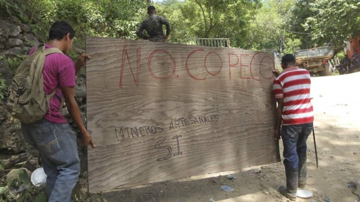Ni malos olores ni cansancio vencen a mineros hondureños rescatistas