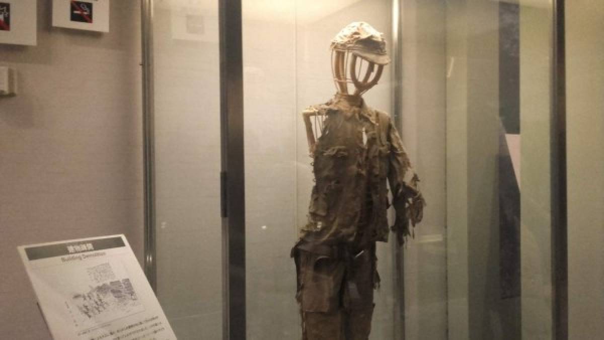En el museo se conservan prendas de vestir como prueba del alcance calcinador que tuvo el ataque.