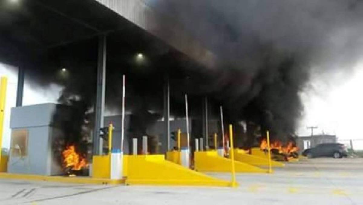 Pobladores de San Manuel prenden fuego a casetas de peajes