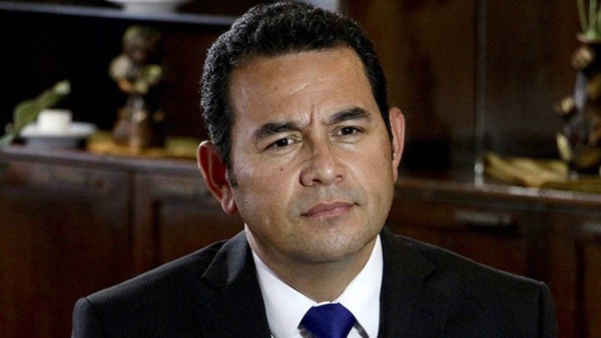 Presidente Jimmy Morales se queda dormido en plena reunión