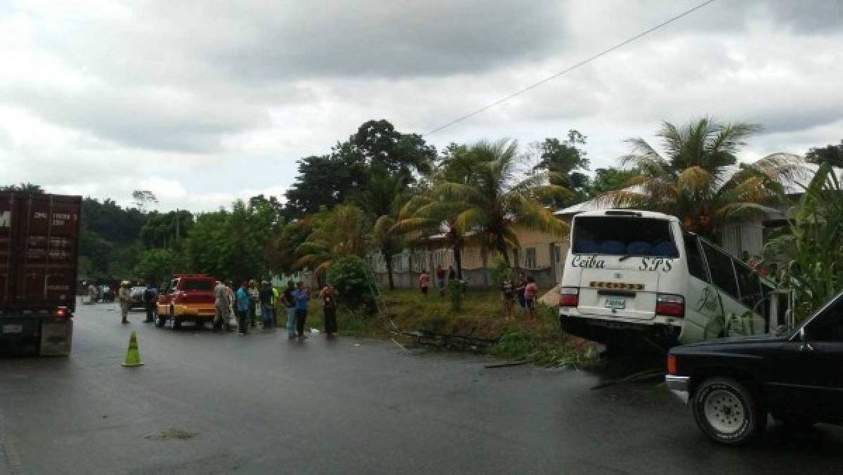 Un muerto y varios heridos en colisión de bus y rastra en Atlántida