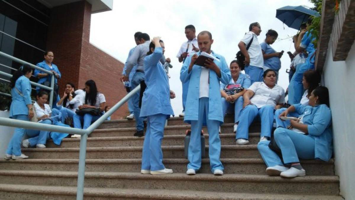 Estudiantes de enfermería protestan en Tegucigalpa