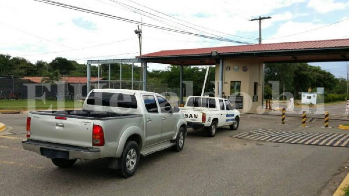 Personal de Medicina Forense ingresa a la terminal aérea del Palmerola para hacer el levantamiento del cuerpo del piloto Olvin Emanuel Flores Meraz. Foto: Juan César Díaz/ EL HERALDO.