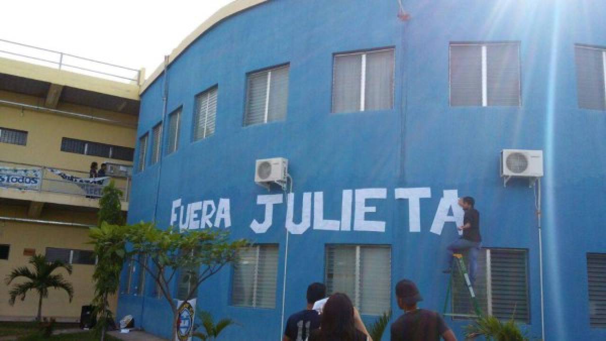 Estudiantes se toman el CURLP y exigen renuncia de la rectora Julieta Castellanos