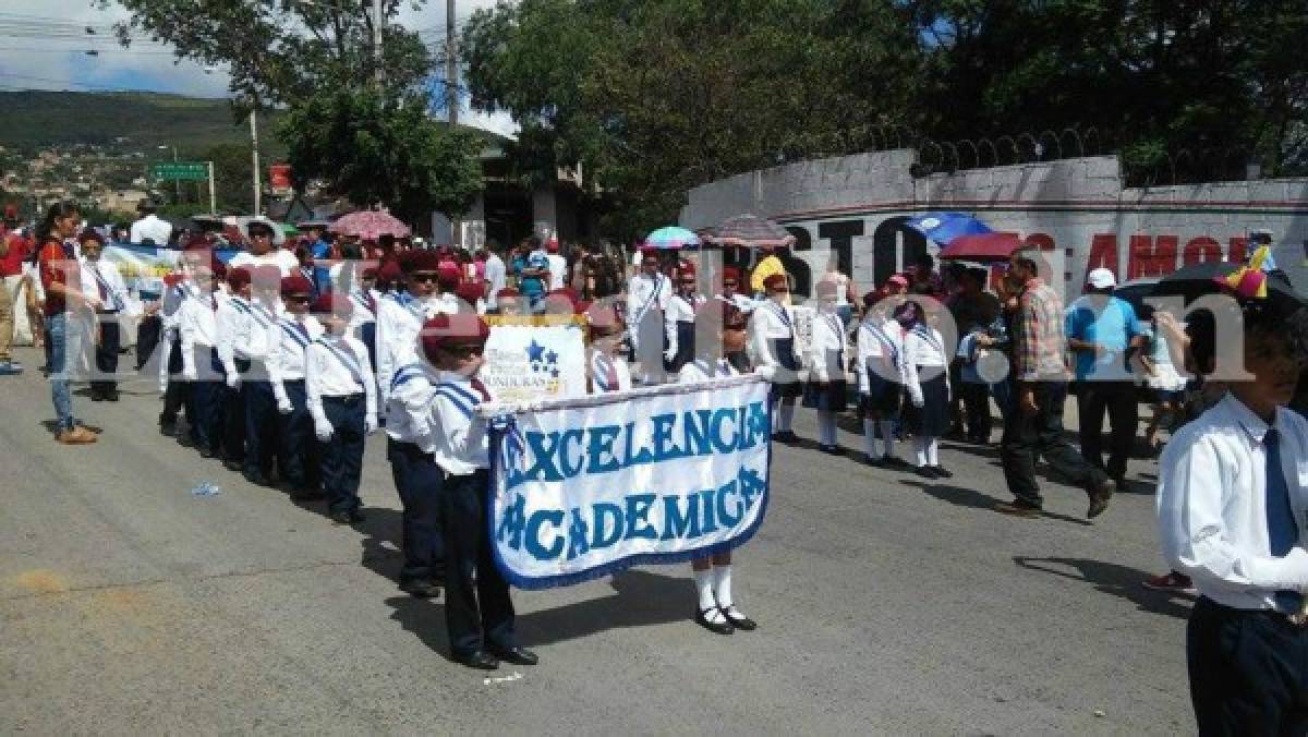 Desfiles: Estudiantes de primaria llenan de civismo la capital de Honduras
