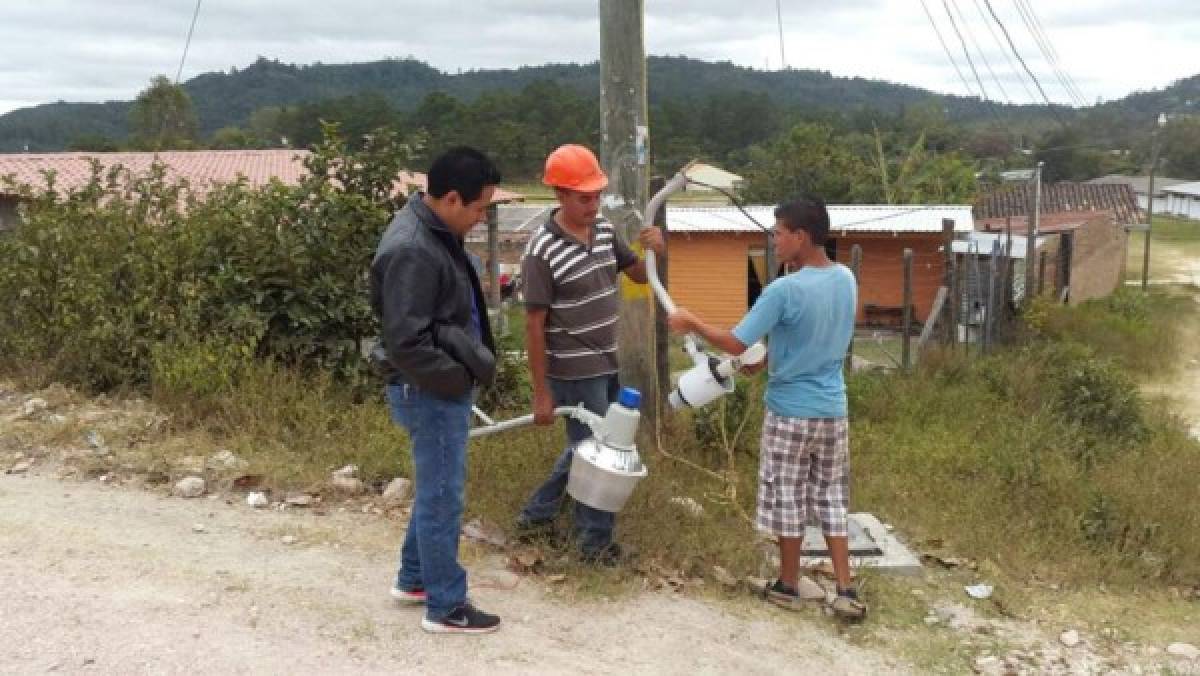 Reparan lámparas del alumbrado en Ojojona