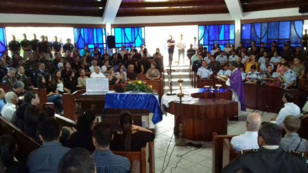 Con homenaje despiden a agente policial asesinado en La Ceiba