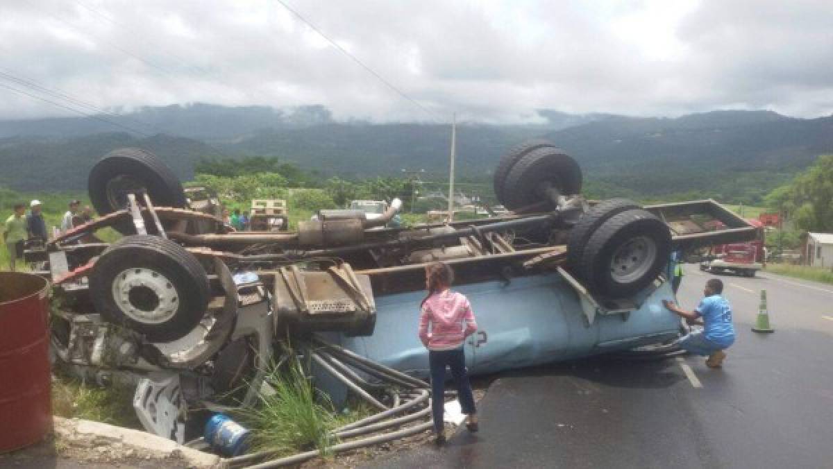 Seis heridos tras brutal colisión vehicular en salida a Olancho