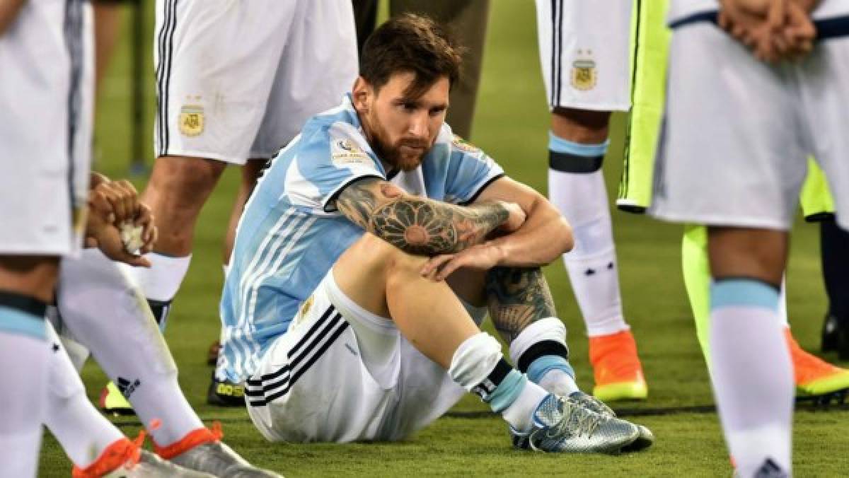 Argentina en Copa América Centenario. La Selección Argentina, comandada por Lionel Messi, llegó con todos los pronósticos a su favor para ganar la Copa América jugada en EE UU y volvió a perder en penales ante Chile, tal como había caído en la edición del año anterior. El fracaso del equipo de Gerardo el Tata Martino fue tal que Messi renunció a la Albiceleste. “Es muy difícil para mí seguir así; ya está, se terminó la selección para mí”, dijo la Pulga, que después volvería a la Albiceleste.