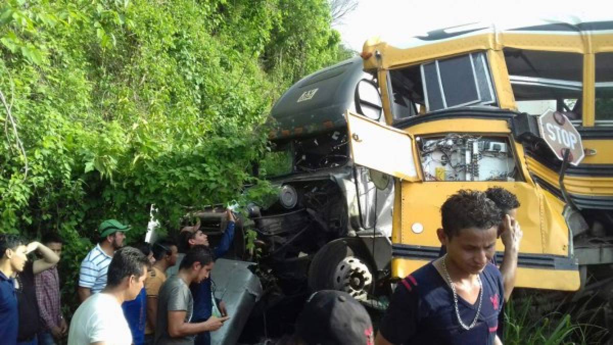 Varios heridos tras colisión entre bus y rastra en Quimistán, Santa Bárbara