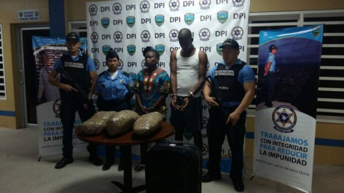 Los descubren enviando droga por encomienda en Islas de la Bahía