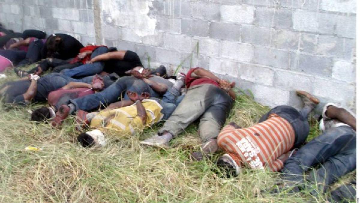 23 de agosto 2010: Se localizan los cuerpos de 72 migrantes asesinados por Los Zetas en un rancho de Tamaulipas. Un año después comenzarían a encontrarse fosas clandestinas en ese estado con casi dos centenares de cadáveres de migrantes (Foto: AP/ El Heraldo Honduras/ Noticias de Honduras)