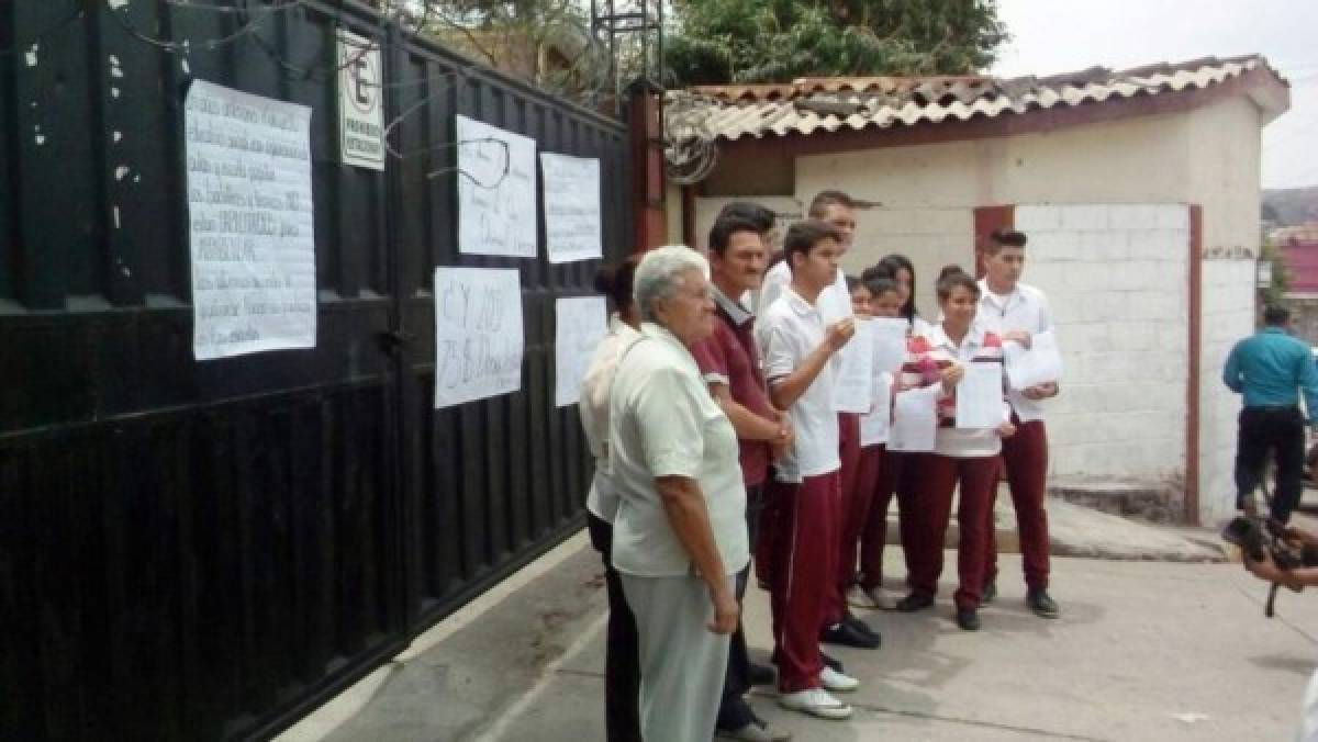 Siguen protestas contra programa de alfabetización