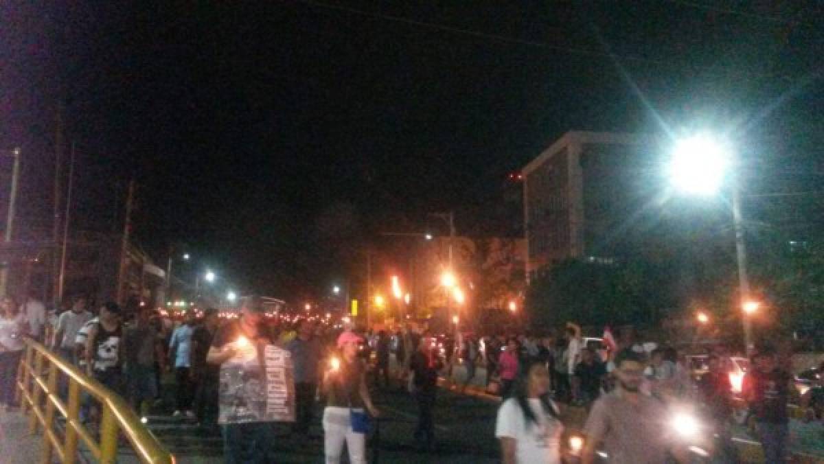 Marcha de antorchas contra saqueadores de IHSS