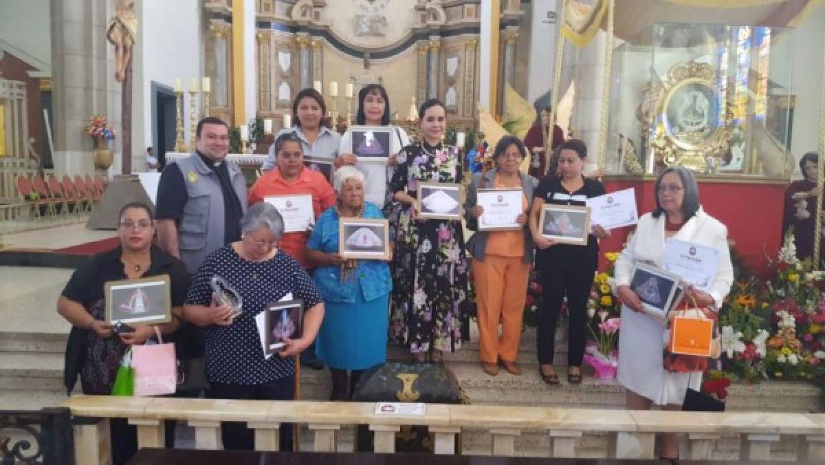 Fieles devotas que vistieron a la Morenita reciben reconocimiento