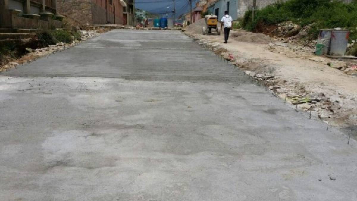 Pavimentan calle en una colonia de Comayagua