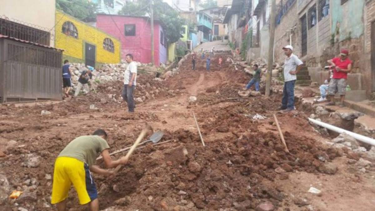 Temen la caída de tres viviendas por desplome de piedra