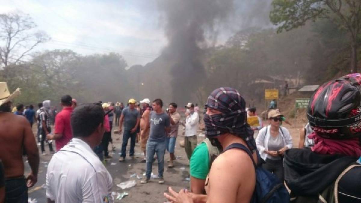 En una de las protestas hubo quema de llantas e intervención de las autoridades. (Fotos: EL HERALDO Honduras)