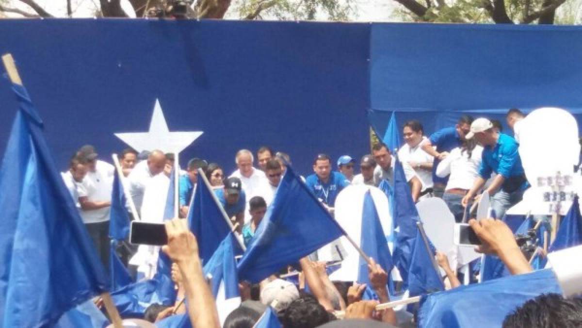 Presidente de Honduras Juan Orlando Hernández sufre pequeño accidente durante concentración política