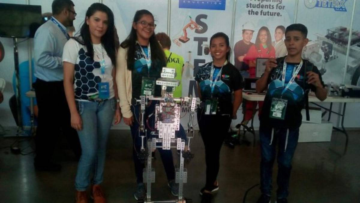Jóvenes campeones de robótica participan en competencia mundial