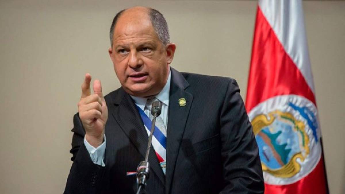 Presidente de Costa Rica se licencia de cargo por operación de próstata