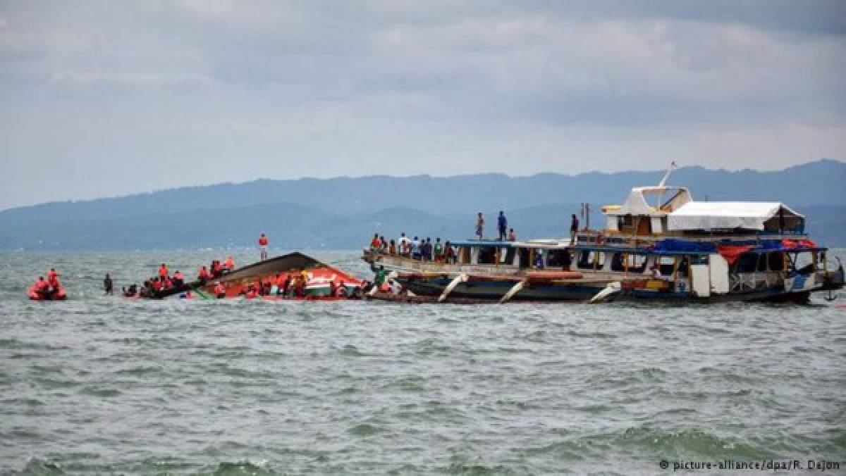 Al menos 38 muertos en el naufragio de un ferri en Filipinas