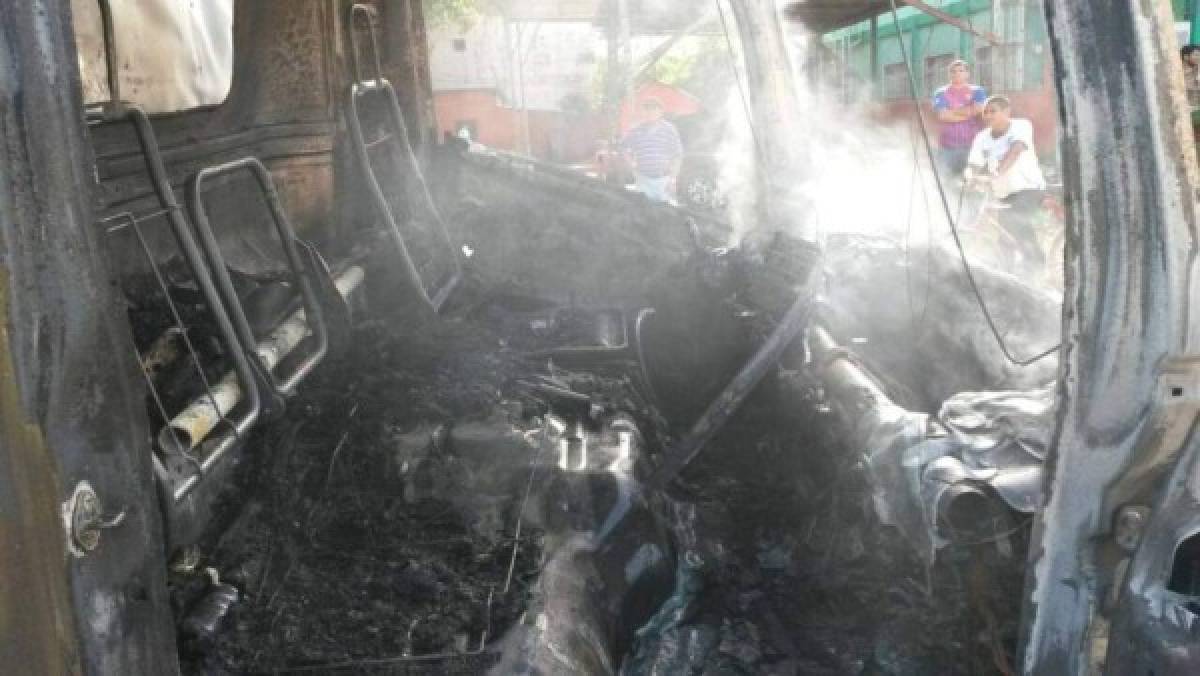 Atacan carro repartidor y le prenden fuego en La Ceiba