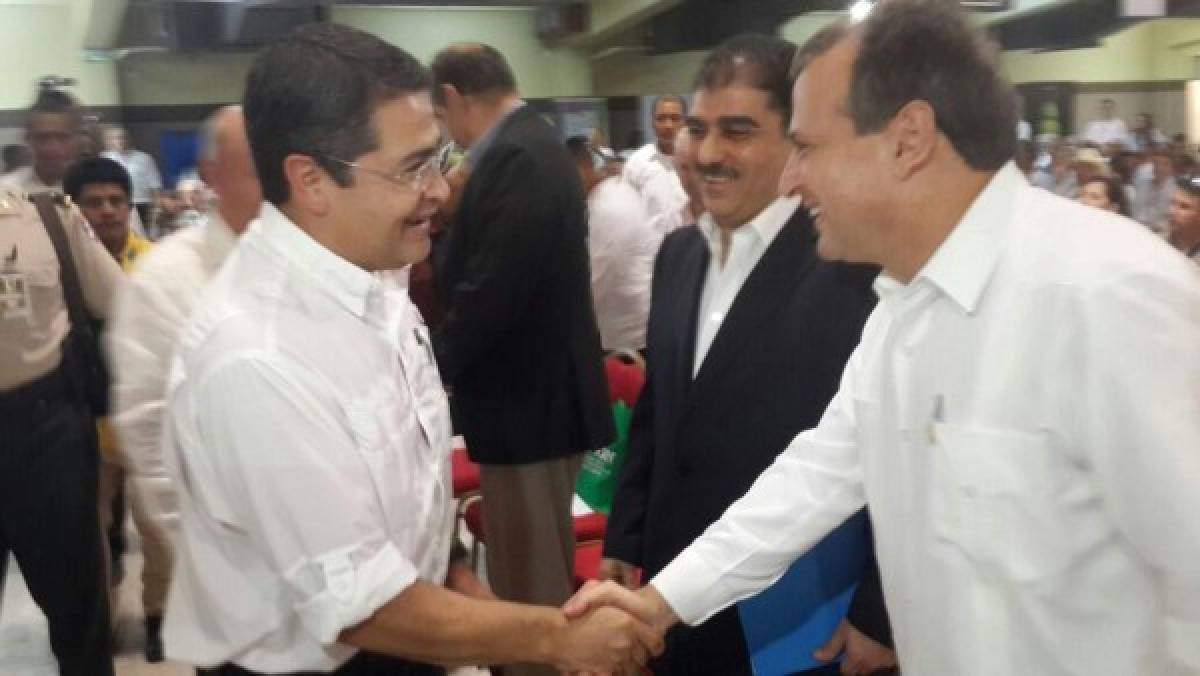 Honduras: Presidente Hernández participa en inauguración de feria Agromercados