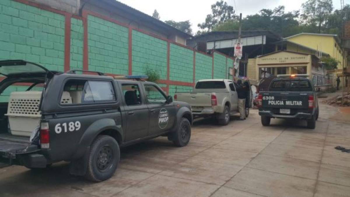 Miembros de la Policía Militar de Orden Público (PMOP) llevaron perros entrenados para buscar droga en las zonas.