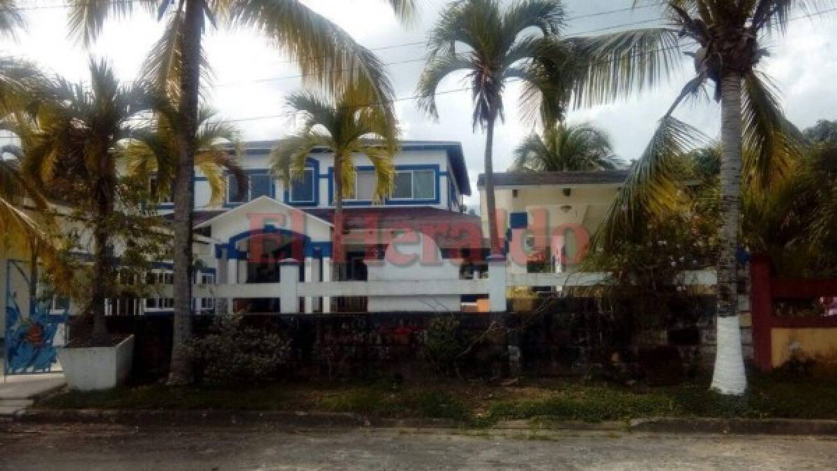 La lujosa vivienda está ubicada en la colonia Brisas del Caribe.