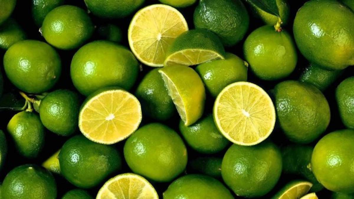 La acidez del jugo de limón recién exprimido contiene ácidos que pueden ayudar a romper el hongo que suele ser la causa de los brotes de la caspa. También es libre de productos químicos ásperos y otros ingredientes no naturales que a menudo hacen más daño a nuestro cabello y cuero cabelludo (Foto: YouTube/ El Heraldo Honduras/ Noticias de Honduras)