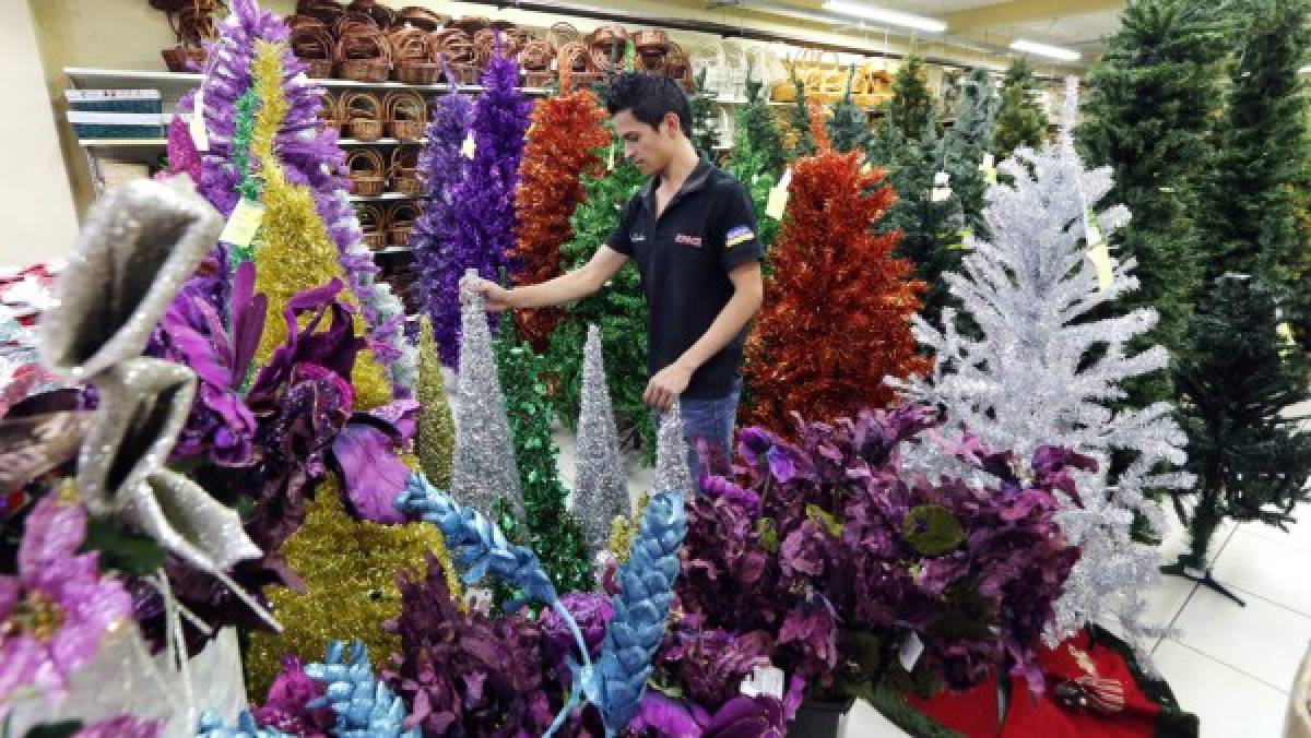 Frenesí navideño invade los comercios de la capital